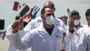 Por déficit de especialistas México contratará 500 médicos cubanos