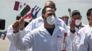 Por déficit de especialistas México contratará 500 médicos cubanos