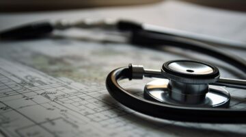 Por qué el sistema de salud global necesita modelos de financiación innovadores ante la caída del gasto sanitario