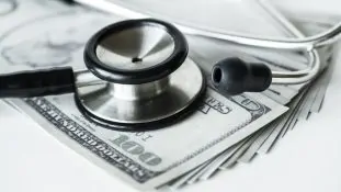 Financiar la salud en 2025: entre cifras que no cuadran y soluciones que no llegan Un análisis entre tensiones globales, cifras contradictorias y reformas aplazadas