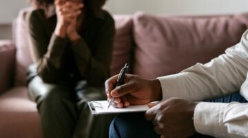 Cuando Dios escribe torcido: una mirada a las enfermedades e instituciones de salud - Reseña del libro de Torcuato Luca de Tena.