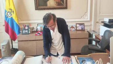 Presidente Gustavo Petro firma decreto que convoca a la consulta popular y desata controversia jurídica y empresarial