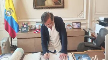 Presidente Gustavo Petro firma decreto que convoca a la consulta popular y desata controversia jurídica y empresarial