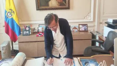 Presidente Gustavo Petro firma decreto que convoca a la consulta popular y desata controversia jurídica y empresarial