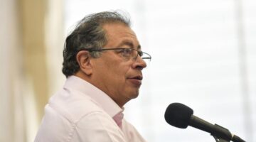 Presidente Petro niega escasez de medicamentos en Colombia