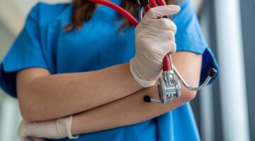 Procedimiento para delegar funciones públicas en colegios de salud: Resolución 2235 de 2024