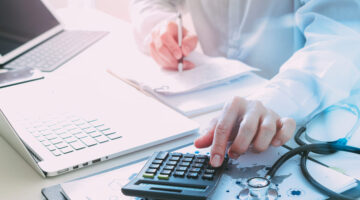 Recursos no ejecutados podrán usarse para pagar deudas acumuladas en 2022 por atención a población migrante no afiliada