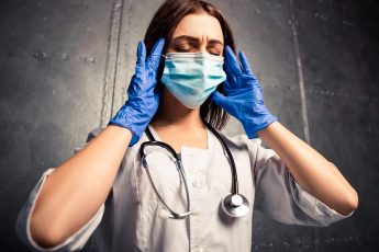 Reducir el agotamiento y mejorar el bienestar de las mujeres médicas en prácticas