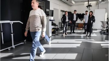 Revolución médica hombre con párkinson logra caminar gracias a neuroprótesis