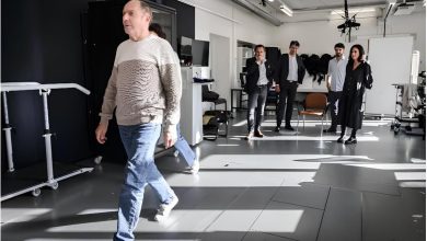 Revolución médica hombre con párkinson logra caminar gracias a neuroprótesis