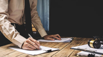 Se prohíbe a los empleadores obligar a tomar licencias no remuneradas