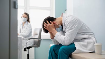 El estudio muestra que los médicos tienen un índice de mortalidad estandarizado (SMR) de 1.44, lo que significa que tienen un 44% más de probabilidades de suicidarse en comparación con la población general. Este hallazgo destaca una vulnerabilidad significativa en este grupo profesional.