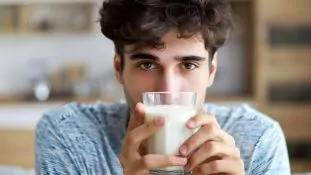 Un vaso de leche diario reduce riesgo de cáncer colorrectal un 17% estudio
