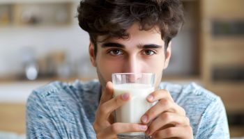 Un vaso de leche diario reduce riesgo de cáncer colorrectal un 17% estudio