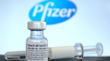 Vacuna Pfizer obtiene aprobacion total FDA