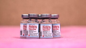 Vacuna contra omicron Moderna se une a la carrera