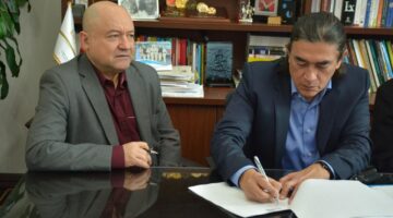 cropped-Senador_Gustavo_Bolìvar_al_radicar_proyecto_de_ley_17_de_septiembre.jpg