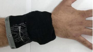 dispositivo muñequera reduce temblores Parkinson. Foto Frontiers in Human Neuroscience