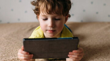 OMS recomienda que los niños no usen pantallas hasta los dos años