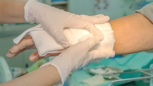 Víctimas de ataques con sustancias corrosivas tendrán prioridad en atención en salud