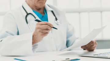 No se autorizó a Colegio Médico Colombiano para conversar sobre permisos de trabajo para que médicos venezolanos en Colombia: Minsalud