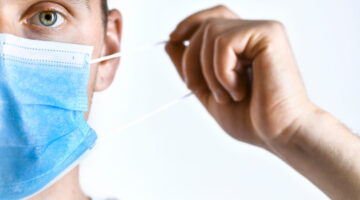 Volvió el uso obligatorio de tapabocas en centros sanitarios de España