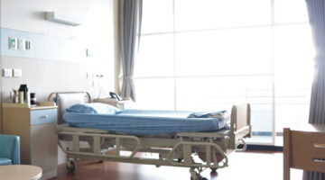Blurred,Images,Of,Hospital,Patients,Room,With,Adjustable,Beds,,Blue