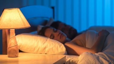 Mujeres que duermen con luz prendida son más propensas a sufrir sobrepeso
