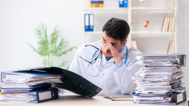 sobrecarga laboral de los medicos