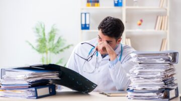 sobrecarga laboral de los medicos