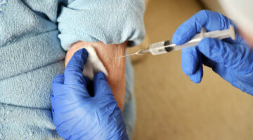 ¿Cómo será la vacunación de las personas mayores de 80 años en Bogotá