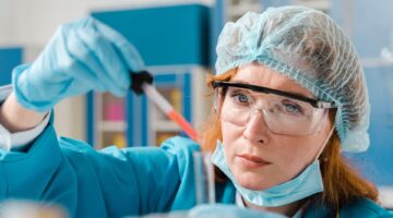 ¿Qué desafíos enfrenta la adopción de los biosimilares en América Latina y cómo superarlos