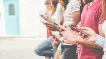 ¿Usar demasiado el móvil afecta la salud mental en los jóvenes